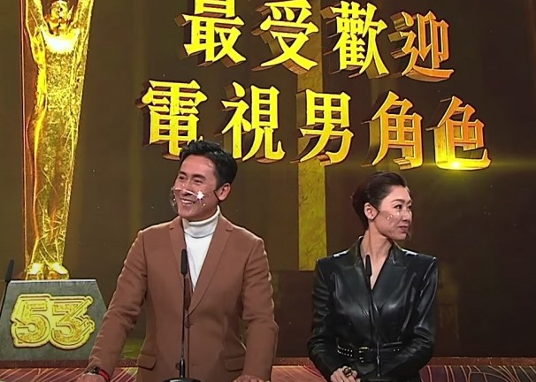 胡定欣見狀馬上以笑遮醜,並望向劉丹位置點頭示意,更尷尬托下巴,場面靜了幾秒鐘。她便向劉丹鼓掌,並補鑊指:「我希望」