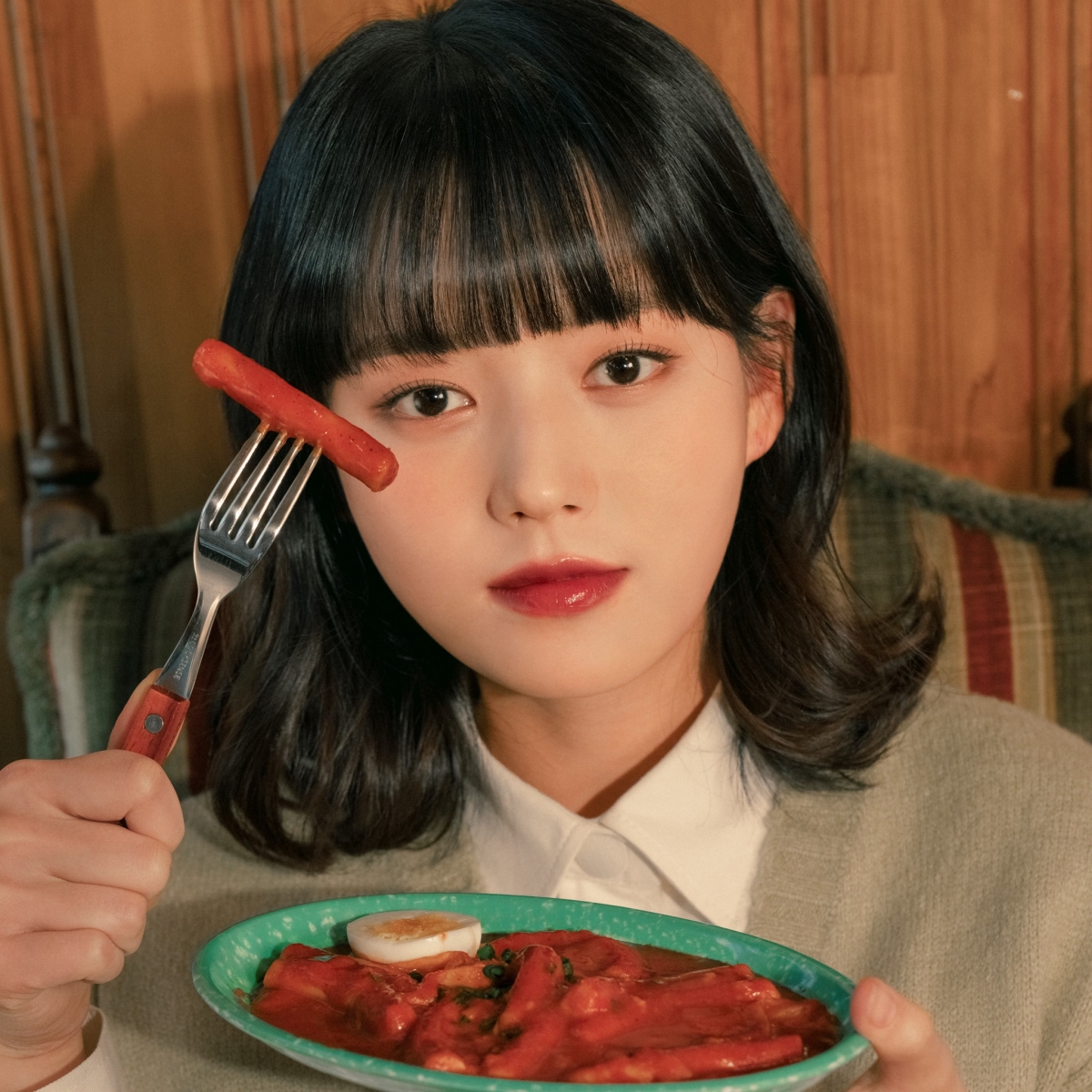 韓國近年興起的大熱彩妝品牌Romand推出了「辣炒年糕色」唇膏被搶瘋!這個系列的唇膏有4色,唇膏的色系全都是以韓炒國年糕作為靈感,概念非常新鮮!唇膏亮澤十足,看起來完全想讓人咬一口!另外推介3款「辣醬唇釉」,讓雙唇豐厚飽滿,可愛感UP!