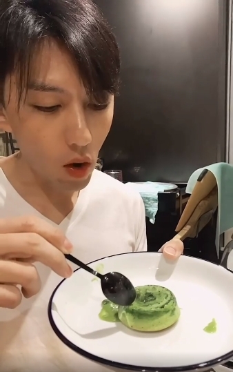 在片中的袁偉豪就回復了超帥氣的模樣,本身的小圓臉變回了超瘦削的小尖臉,五官也明顯變得深邃,就連膚色看起來也白淨多了!