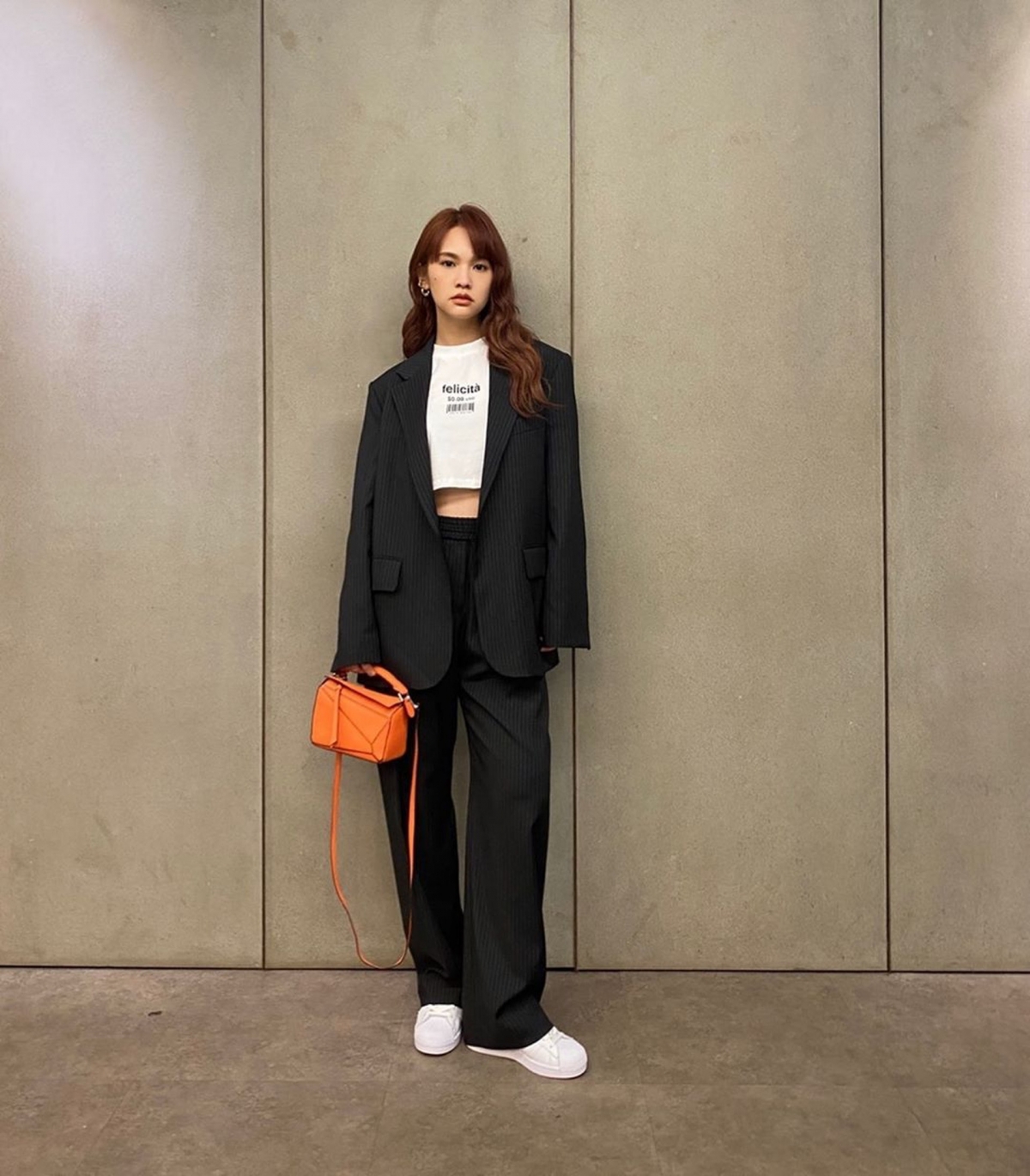 【楊丞琳Chanel手袋】拼圖袋為LOEWE經典標誌性手袋,以Puzzle 獨特的幾何線條設計,其設計靈感是來自於摺紙的清晰褶線~