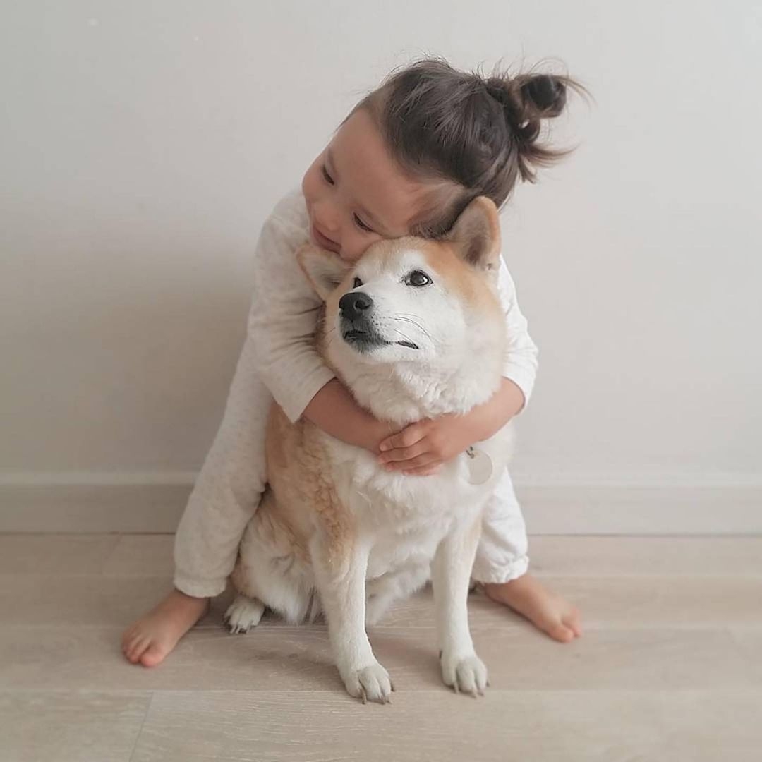 楊丞琳近日完成了台灣的工作後，趁新年前夕，終於低調地飛往內地接受隔離，與丈夫相見！