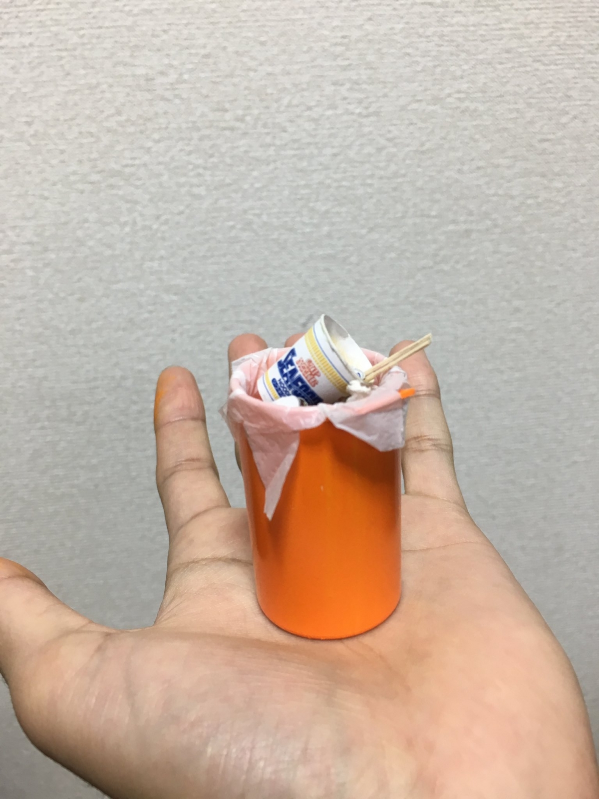 Mozu房間裏的物件都是精心製作的,從設計,再搜索不同的素材來塑型,再上色,繼而打造可愛迷你版的家居小物~