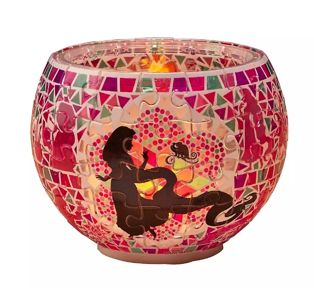 長髮公主這一款用上了紫色和綠色的配色,公主的一頭長髮非常優雅~雖然燭台用了塑膠造,但是看起來也十分有玻璃感~晶瑩通透透出暖黃的燈光!