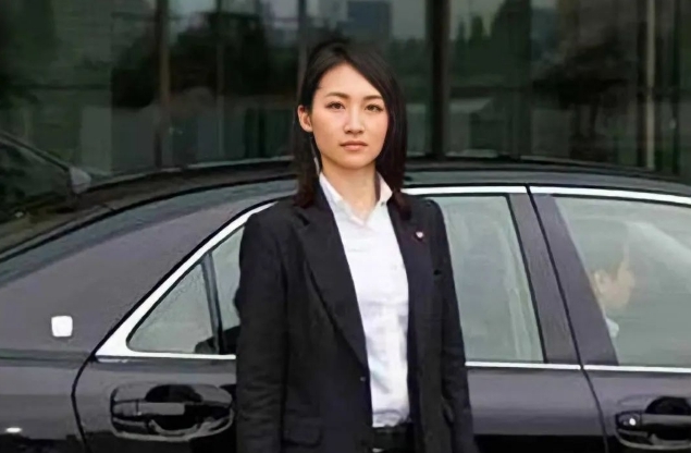 在2011年,23歲的石田萌美憑藉強大的個人實力成功考進東京警視廳警衛科