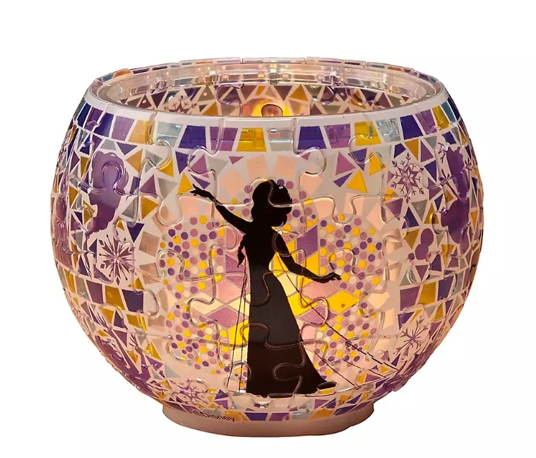 Elsa這一款就用了藍紫色的配色,和黃色的燈光也很配襯。這一款的人物有Elsa和妹妹Anna,和姐妹或閨蜜一起用十分少女心!圖案中也有很多冰雪圖騰,十分精緻!可愛角色Olaf當然也有出現啦!