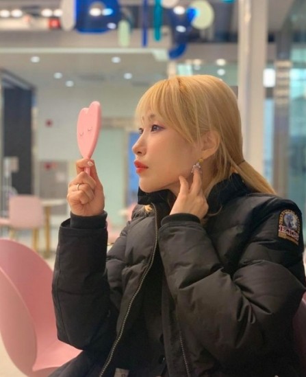 不過也有網民發現到，她的笑容也是前所未有的開心和自信，希望她自己開心就好，不用滿足觀眾。