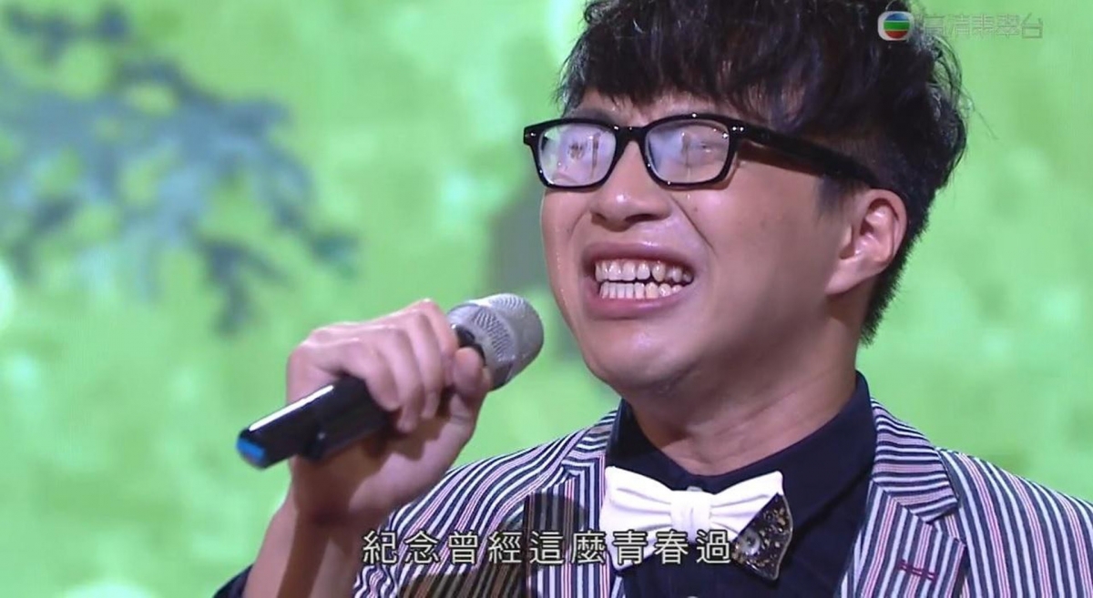 【勁歌金曲2020】坤哥對此感到相當驚喜,更忍不著感動得失控爆喊,令到所戴的那副眼鏡都瞬間「起霧」