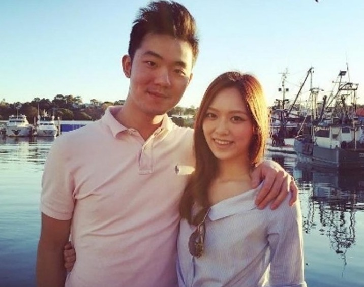 馮盈盈舊愛鍾文浩(Martin)未婚妻「黃潁妍」因有著溫婉的氣質而受到網民矚目,不少網民更會拿她更馮盈盈作比較,更表示黃潁妍完勝!