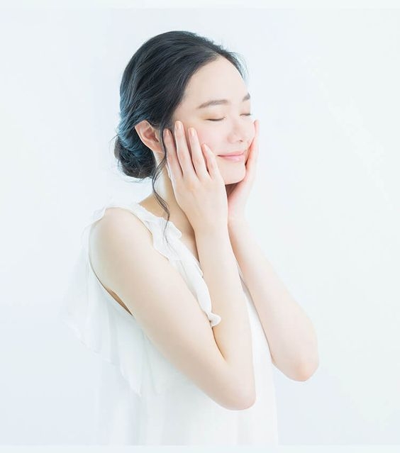 日本彩妝教父鐮田誠(Makoto Kamata)一直對女性的臉部皮膚進行專業的研究。在他的著作中,指出了不少人洗臉時犯的錯誤,還發現原來在潔面時忽略了「這件事」就會容易長雀斑,看下去學起來吧!