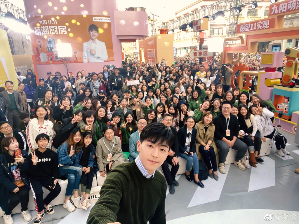 當紅小生鄧倫出名是記者的寵兒，也是今次不少記者投入的大熱門！