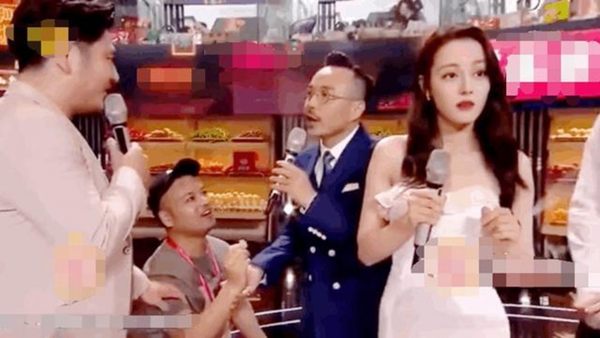 迪麗熱巴之前已經嘗試過被瘋狂粉絲衝上台求婚。她在拍節目時突然有一名男子衝上台下跪拿出戒指向她求婚,她轉過身去驚慌得花容失色,她的魅力看來大得讓人失去理智~