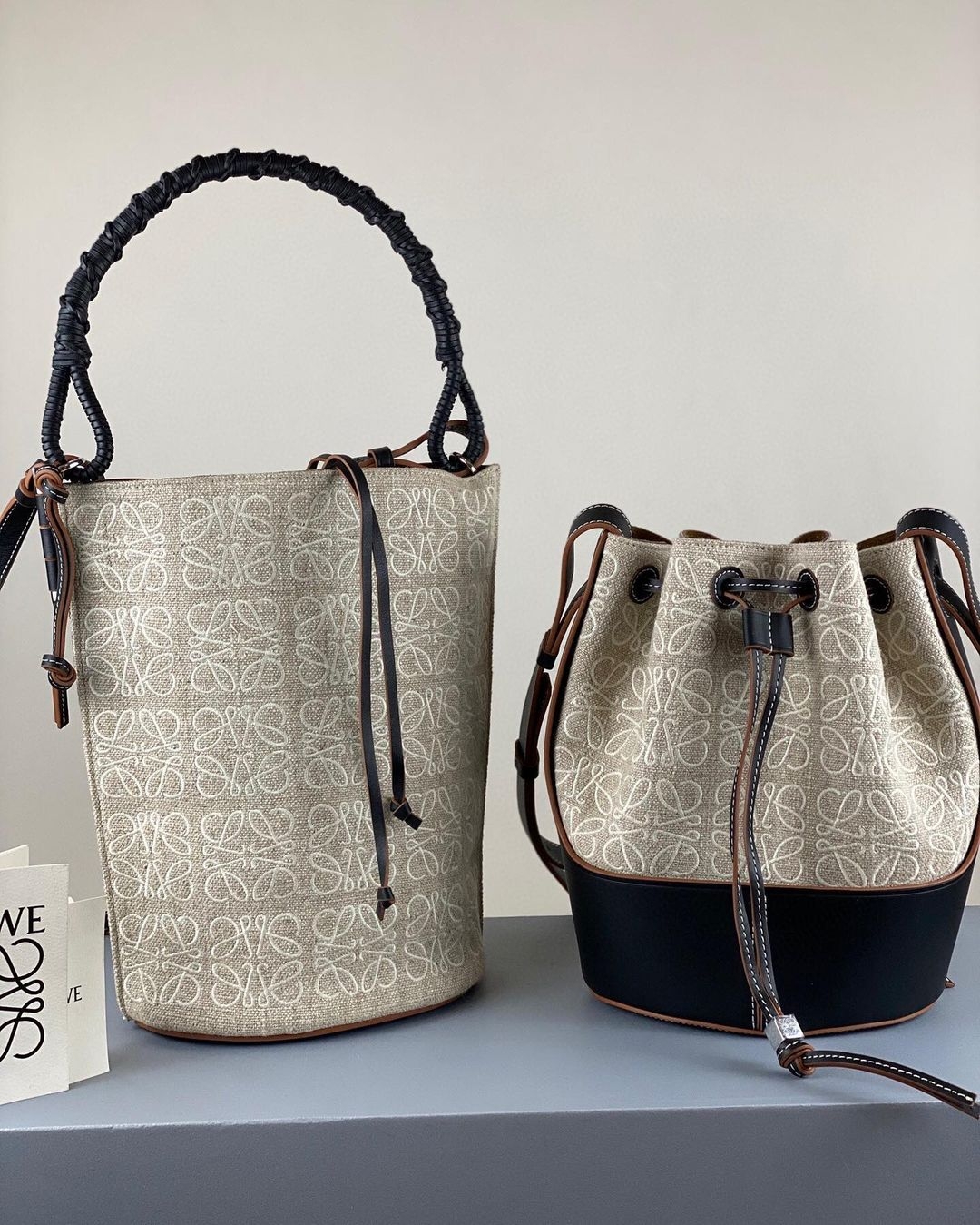 【名牌網購】這款LOEWE Gate系列的水桶包也受到不少女生的關注～超挺身的水桶外型超迷人，它同時更備有小手把