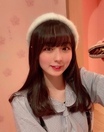 後戴式首先需要兩個夾子,然後把它們夾在帽子的邊緣,然後反過來夾住頭頂的頭髮,頭頂分界圓心的位置要剛好被蓋住。這樣額頭會顯得比較高~