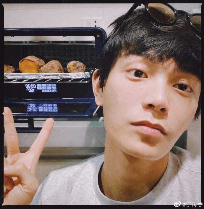 丁禹兮憑著主演的網劇《韞色過濃》及《傳聞中的陳芊芊》深受觀眾喜愛