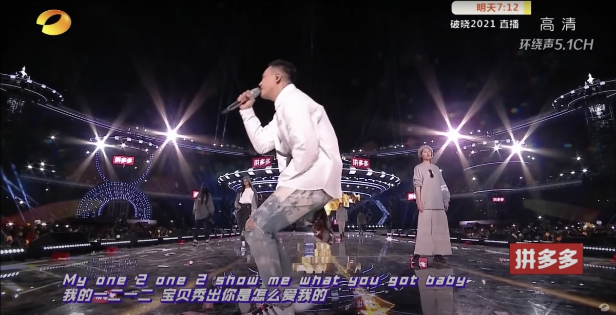 三首歌曲中惹來爭議的卻是《LOVE U2》的表演