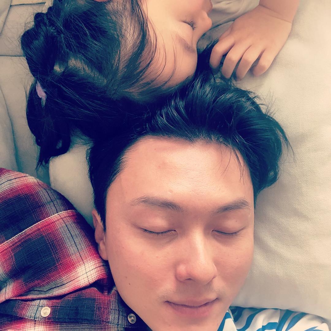 王浩信成功由歌手轉型為實力派演員,成功熬出頭,不但長期劇接劇,近日更甚至開始北上拍電影搵人仔
