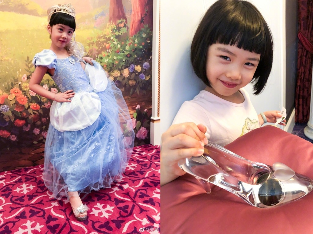 黃鶯今年原來已經不再留齊瀏海,她用夾子把瀏海都分旁,露出額頭的她也被認為比小時候更好看~臉型迅間拉長了,皮膚白滑的她站在媽媽身前,終於有幾分像媽媽了~網民也因而十分激動,紛紛期待黃鶯長大的模樣,希望她能好好的成長~