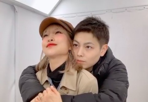 她在近年轉攻YouTube拍片，樣子和身形突然大變，她稱自己只有減肥、注射Botox和改進了化妝技術，眼睛就是靠貼雙眼皮貼變大的。