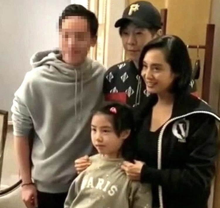 2年過去了,兩夫妻也罕有post出女兒的近照,讓網民都十分想念可愛的黃鶯,不少人也期待她未來的發展。近日,就有網民在澳門捕獲他們一家人,他們更大方與粉絲合照,連女兒黃鶯都上鏡了!