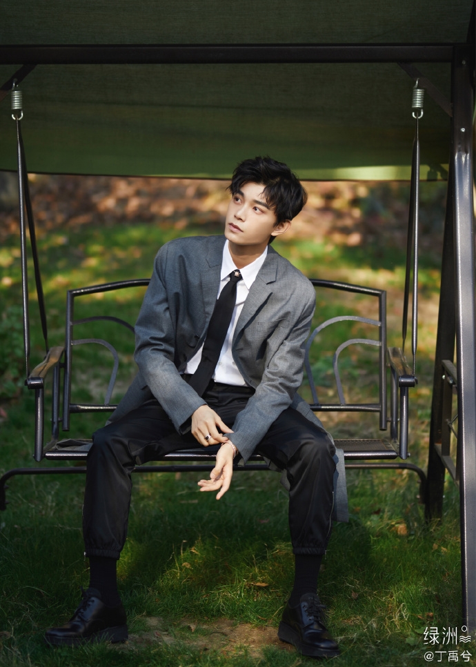 【卡姿蘭大眼小鮮肉】 2020年小甜劇的獲益者，採訪時遇到自己回答不到的問題就任由工作人員惡意打斷，配合度極低，反復推遲採訪時間，確定過的採訪問題直接現場反悔，耍大牌，言之無物。 嫌疑人：丁禹兮