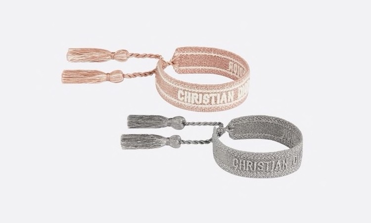 【節日名牌首飾推薦2021】手帶上印有「Christian Dior J'Adior」標誌,分別以粉紅色和金屬灰色棉編織而成