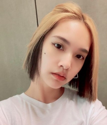 一向寵妻十足的李榮浩回覆楊丞琳時就突然爆料指其實導師人選尚未公開，指：「他（潘瑋柏）明天才官宣啊！問早了哎呀！」同時也暗示了潘瑋柏將會一同出演擔任導師！楊丞琳就尷尬表示以為潘瑋柏的出演已經官方宣佈了，並自嘲「原來我是吃瓜群眾」