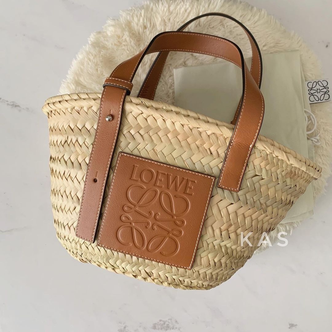 【名牌手袋】這款LOEWE以拉菲草手工編織而成的手袋根本就是春夏專屬款，也很適合與閨蜜野餐時帶上它！
