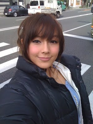 不少人都會想到香港「嫩模界始祖」之一Angelababy,當年她染了頂著一頭大捲曲的金毛長髮,留有齊陰