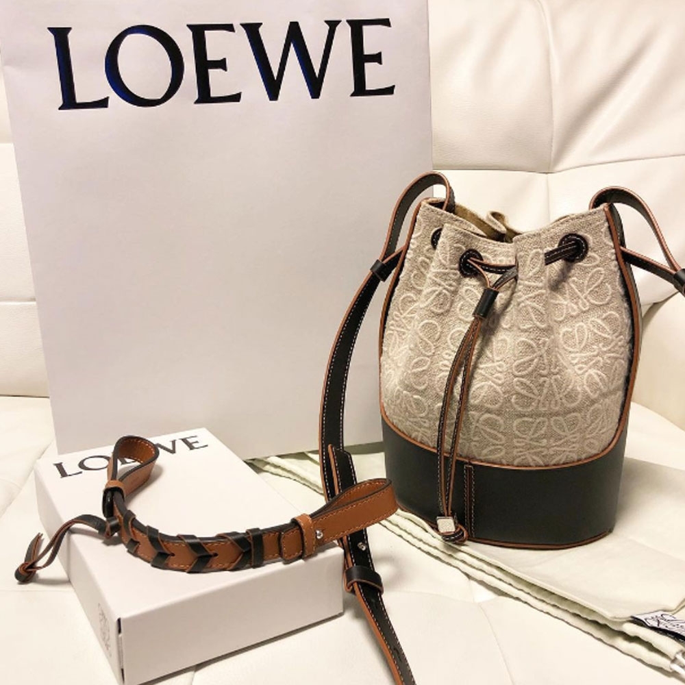 中這款滿佈白色的Anagram圖騰包身配搭黑色飾邊輪廓，令到整個手袋的設計非常突出，而且很有個人風格！