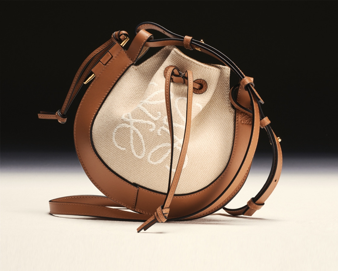 【名牌手袋】這款弧形馬鞍包以馬蹄鐵造型皮革為主體，剛在2020年才首次登場，獨特的 U 型包身配有索繩內袋