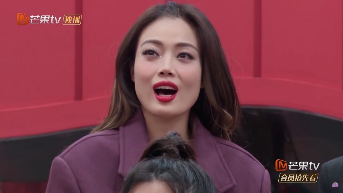 張柏芝的舞步雖然簡單,但是卻讓她的女人味大爆發,她的魅力讓觀眾和現場觀眾都非常驚訝,就連同場的容祖兒都被她的單眼所震攝,露出驚嘆的表情!
