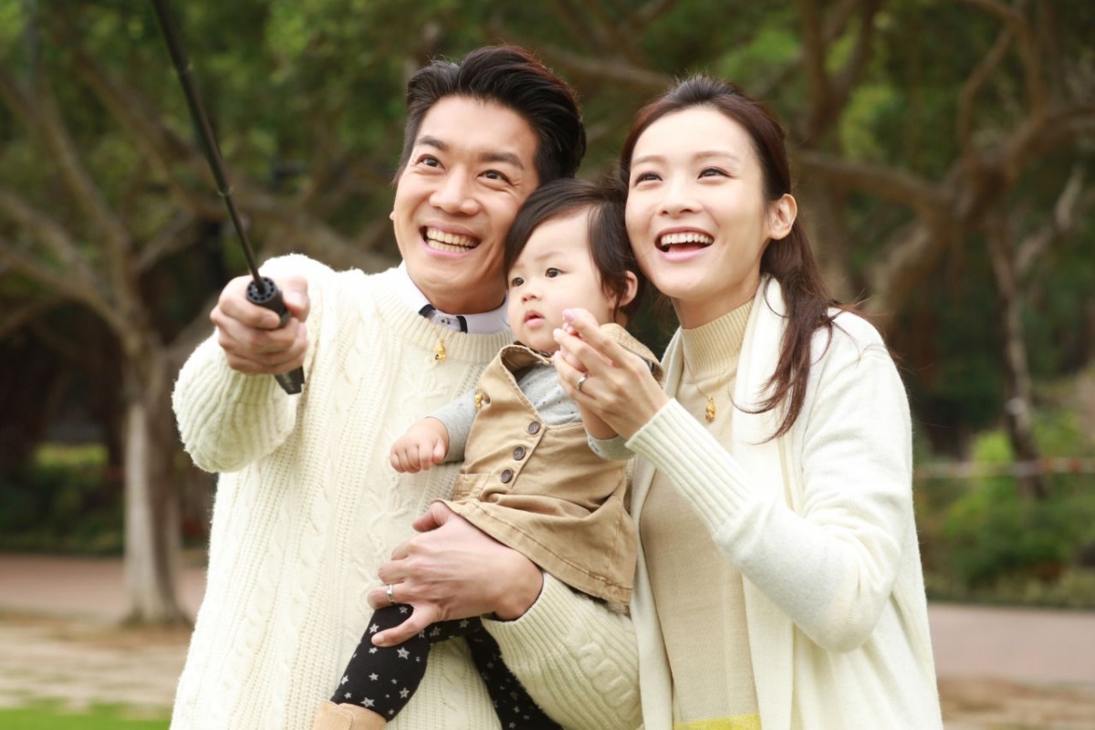 男生指近2年女友沒提起過結婚的事情,且各自努力拼事業。本來愛小孩的女友,現在看見街上的夫妻拖著小孩也不會像以往一樣,投以幸福羨慕的目光。
