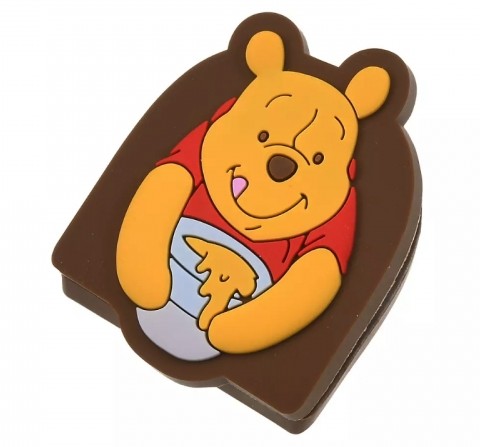 除了揚聲裝置之外,一些電腦的小物也十分實用。這個小熊維尼鏡頭遮擋器,可以讓小熊維尼夾著你的手提電腦的鏡頭位置,在使用時才移開,防止有黑客隔空入侵電腦鏡頭,讓小熊維尼鐵壁防禦,保護你的個人私隱!