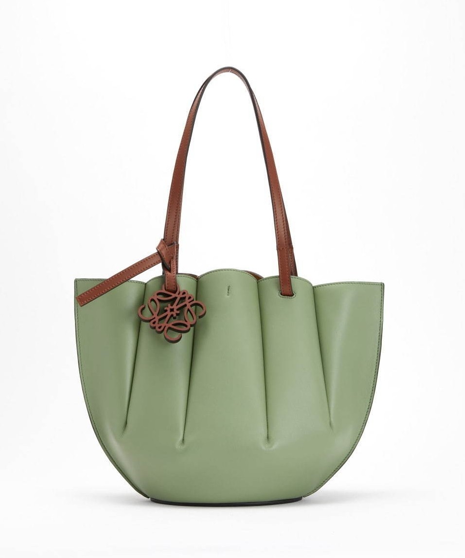 【名牌網購】在手提的位置還設有一個小小的同色系Anagram圖騰牌子，加強品牌的經典元素～現時暫時只得三種配色可以選擇