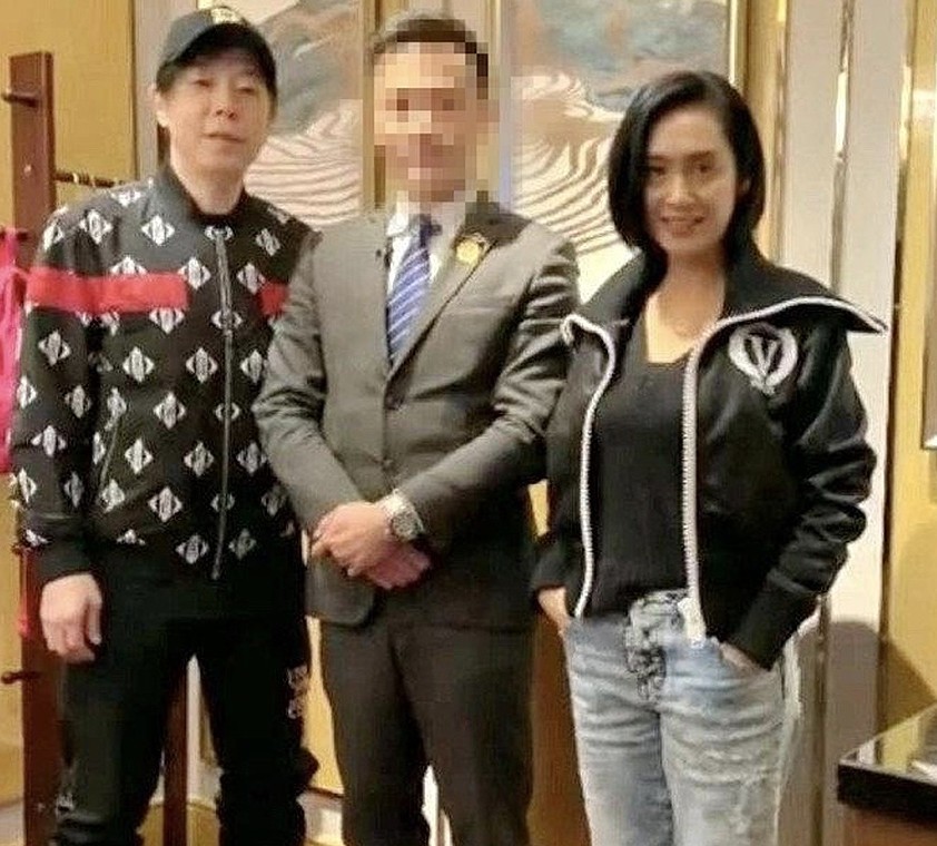 照片中,兩夫妻的簡樸打扮也引起了關注,指即使身穿牛仔褲和T-Shirt的朱茵也十分美,皮膚看起來跟照片無異,身形也很fit。而網民就發現黃貫中就有點增磅,被指中年發福?不過合照也顯得他們家庭融洽,幸福美滿~