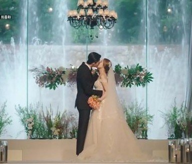 在女生的立場來看,結婚是一場夢幻的儀式,下定決心對一個男人付託終生,需要很大的勇氣。男生的理想婚禮,相對而然較實際踏實,多數考慮到關係和現實的問題。最近,就有一對交往9年的情侶在步入下一階段的愛情關卡停滯不前。