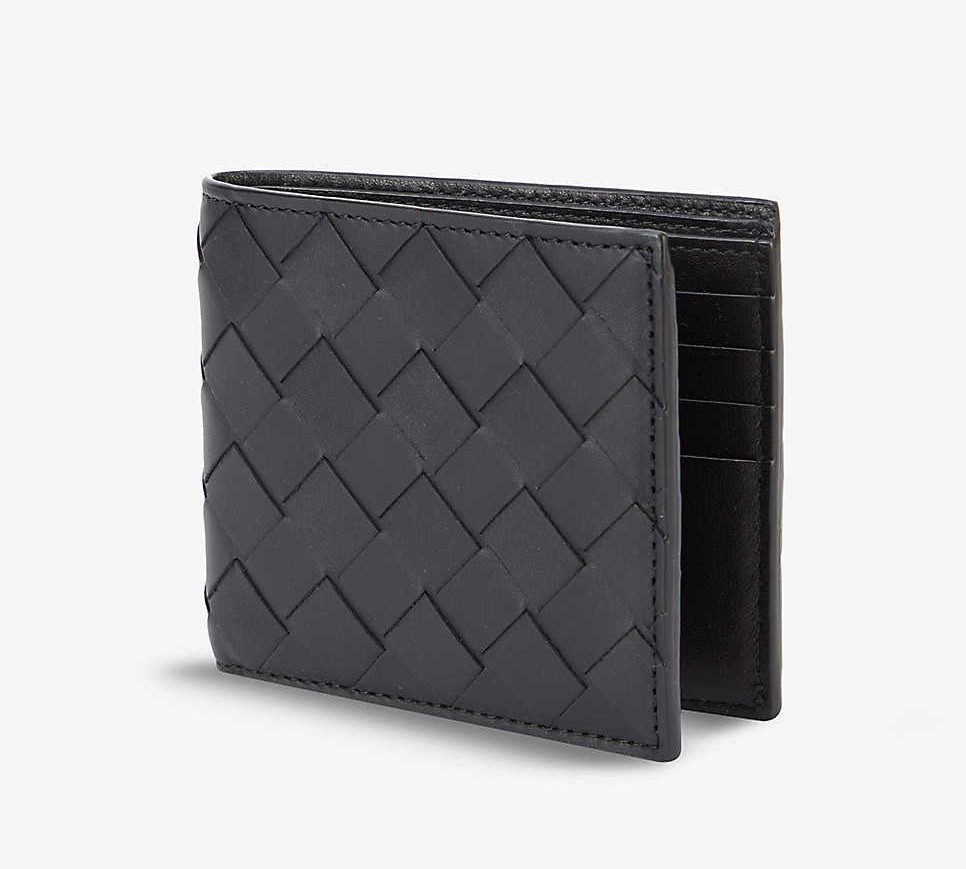 【情人節男朋友禮物2021】Bottega Veneta是不少男生的人氣品牌之一，以經典編織小羊皮設計