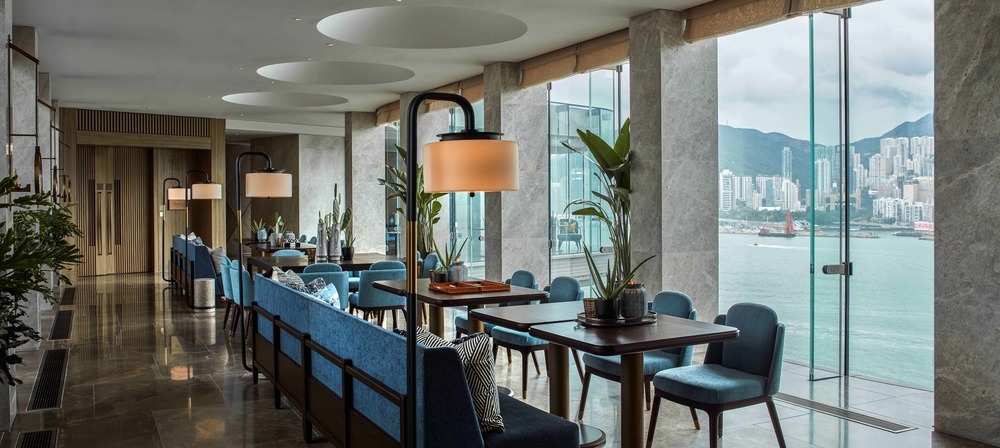 The Commune位於K11酒店ARTUS內,這間餐廳有著悠閒的格調,最特別的就是有一望無際的海景,透徹的落地玻璃一覽無遺!典雅的裝潢超浪漫,嘆盡慢活的生活,是個看日落的好選擇。