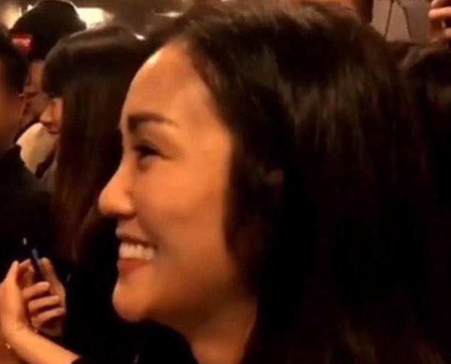 站在一旁的Kay一臉甜蜜,以歌傳情看來十分讓女生心動,這份禮物驚喜又有誠意!