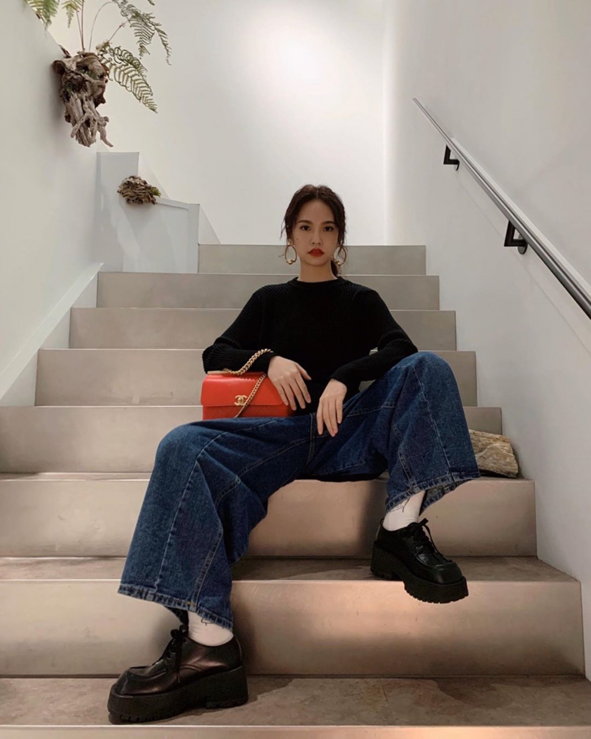 【楊丞琳名牌手袋】Chanel紅色手袋的Flap Bag相對就更亮眼,拿出外很易就成為了眾人的焦點所在!