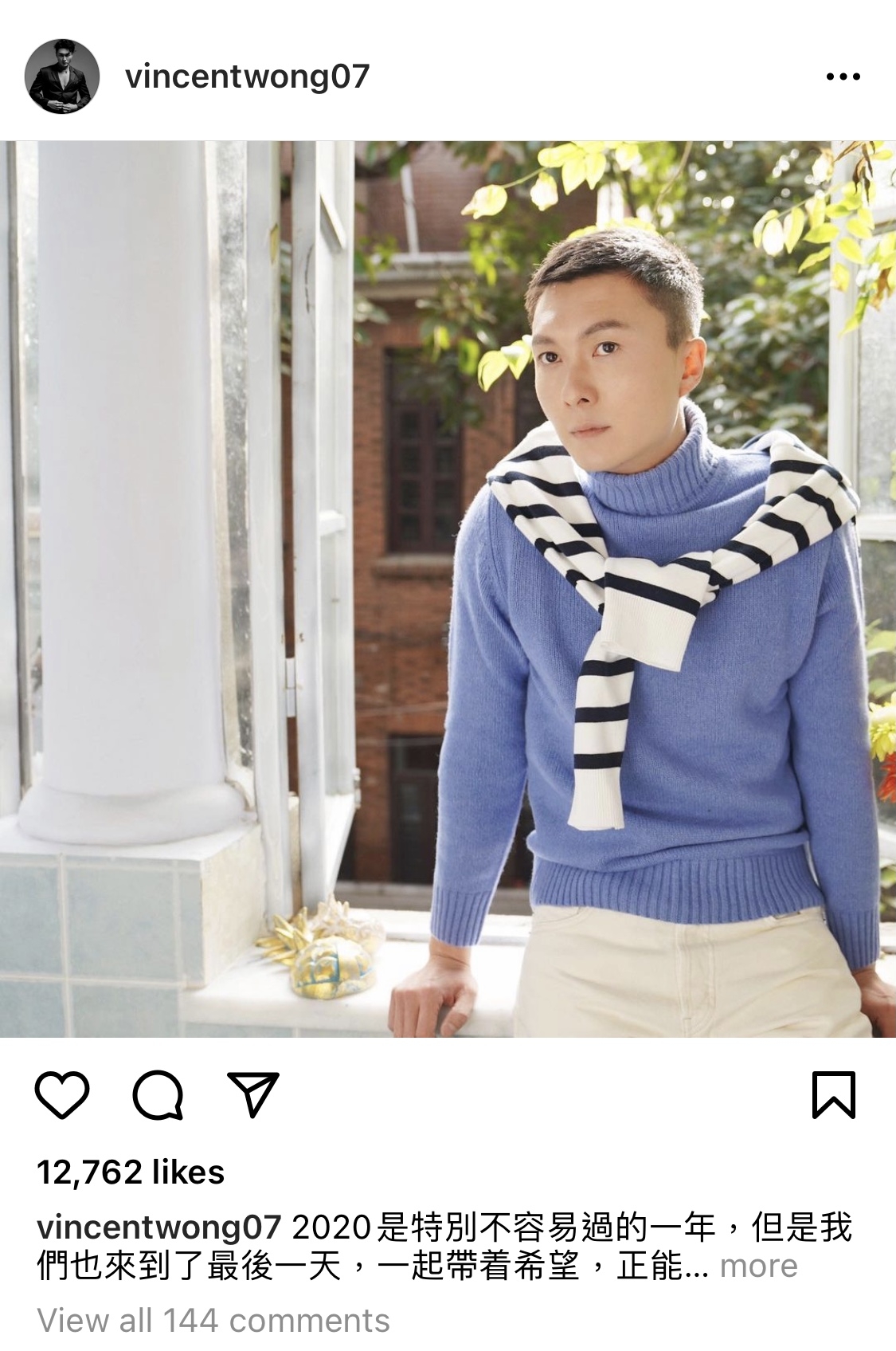 王浩信就在IG PO出了一張平頭look休閒近照,身穿粉藍色針織上衣配上白色褲,造型很清爽