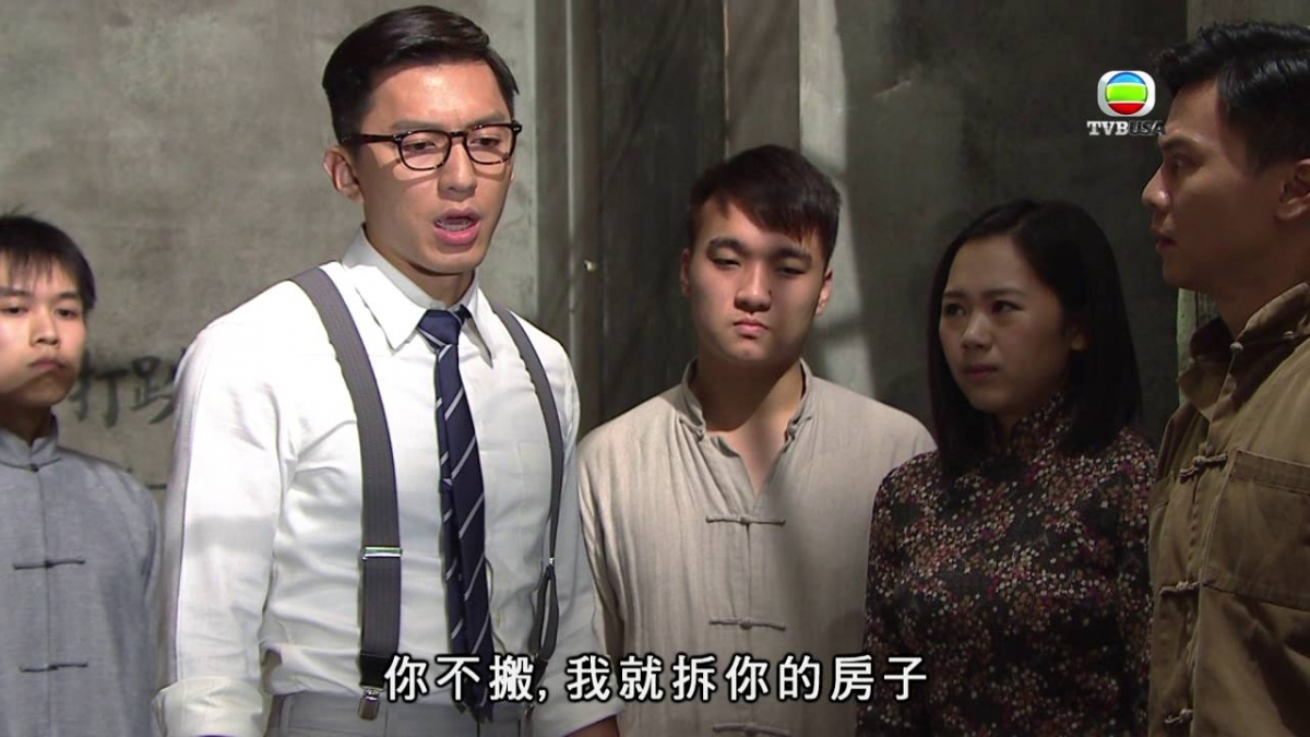 作為《香港先生選舉》冠軍人馬的袁偉豪,一出道便以青靚白淨的小生臉入屋,憑著《城寨英雄》的牙佬一角而成功入屋,