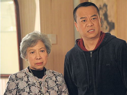 羅蘭姐1999年以65歲高齡接演電影《爆裂刑警》,終奪得《香港電影金像獎》影后,成為史上最年長的影后人馬。