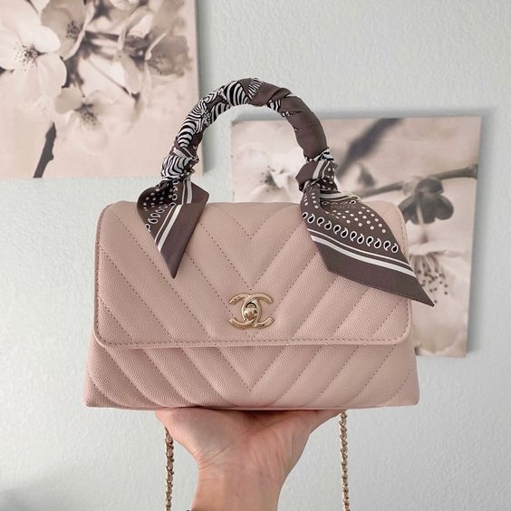 【Chanel加價2021】大尺寸Coco Handle 手袋的加福度高達7.5%,由原來的USD$4,000加至USD$4,300,加了USD$300(約HKD$2,325)