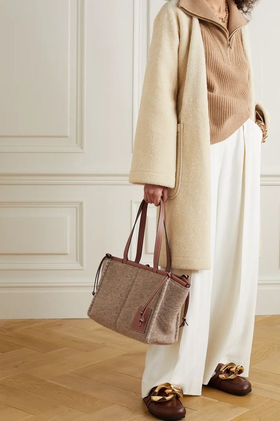 無論是 CELINE、Dior、Loewe 的 Tote Bag 更成為時尚圈的新貴,