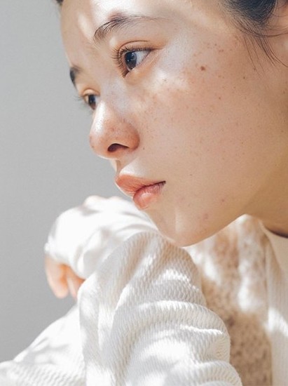 除了以上所提,一般女生洗臉常犯的錯誤還有以下兩點: 洗臉時很多人都會忽略細微的位置,例如鼻翼、下巴、脖子和耳後!仔細的洗臉可以防止暗藏的污垢外,洗臉時取用由上而下、由內到外的方式,用指腹輕輕按摩,能促進臉部和頸部血液循環!