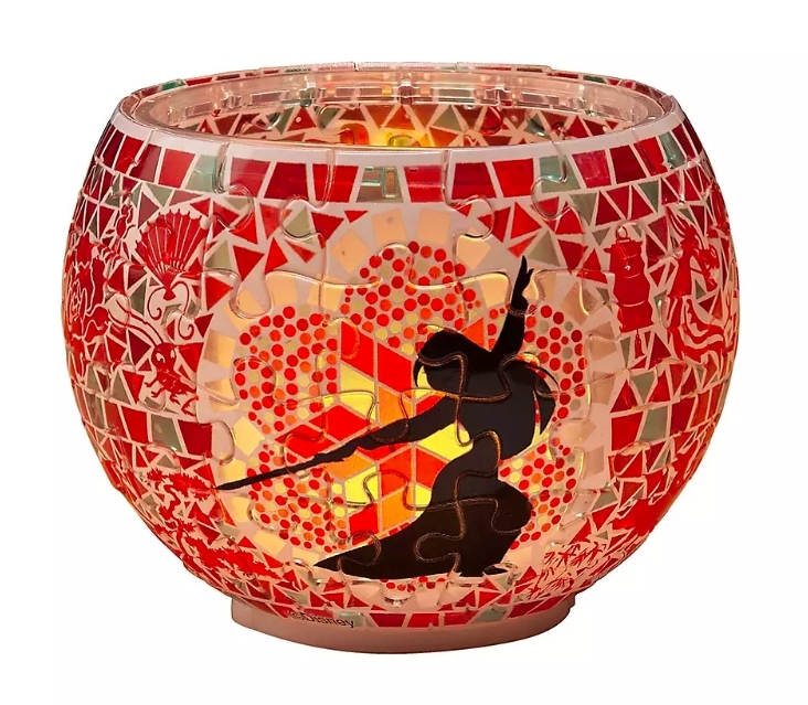 木蘭這款用了超中國風的設計,超有新年氣氛~木蘭這一款沒有王子,但是十分有氣勢。拿著傘的剪影有莫名的憂傷~