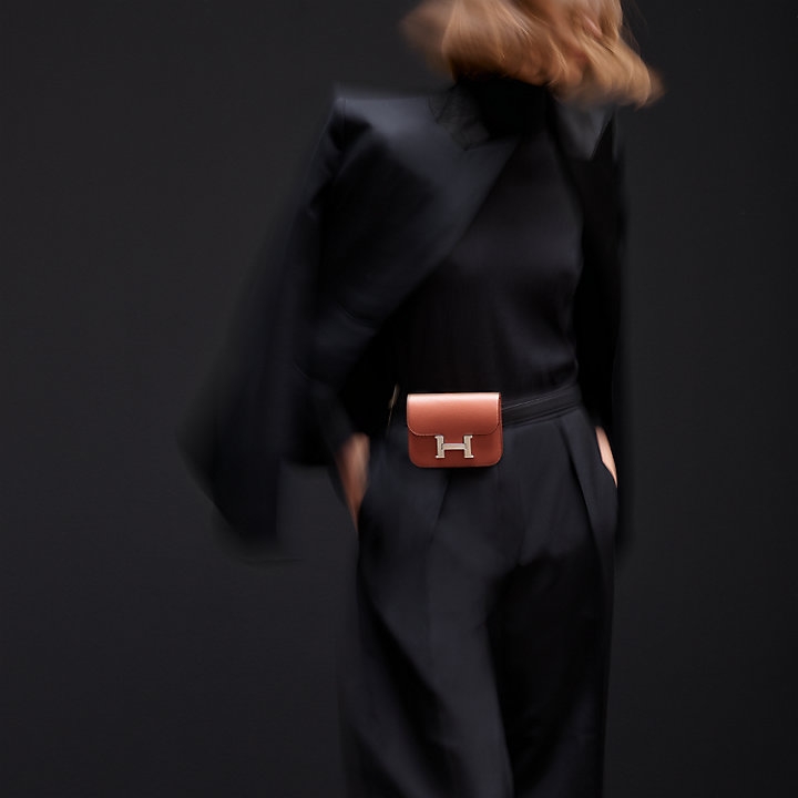 今年 Hermès 就迎來了品牌首個精緻小巧的 Wallet To Go,以人氣的 Constance Long 及 Kelly 為設計靈感,