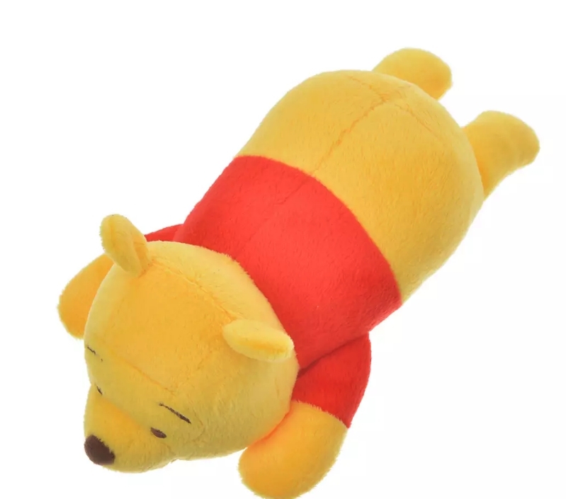 小熊維尼這款新毛公仔,除了造型可愛之外,還非常實用。別看他趴著懶洋洋的,其實是趴著讓你墊著手腕用鍵盤和滑鼠,保護你的手部健康,不會因為長期的重複動作受傷。軟綿綿毛絨絨的質感十分療癒,有小熊維尼陪著工作,感覺幸福~