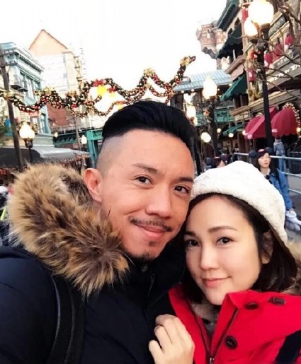 在他們結婚10週年時,他更打出一篇很長的宣言:「感謝你成為我的妻子及最好的朋友。晃眼十年,因為有你同行,就算走過高山低谷,我都覺得沿途風光明媚。能夠有如此靈魂伴侶,讓這趟地球之旅變得幸福圓滿放心,我會繼續喺我哋嘅婚姻生活裡面搞笑,令你繼續成為快樂的太太,Happy 10th anniversary, I love you honey!」看來幽默感和朋友般輕鬆的相處模式讓愛情得以長久。